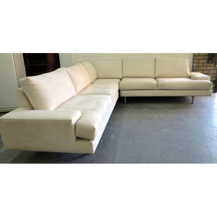 UPHOLSTERED L-SHAPED LOUNGE SUITE,