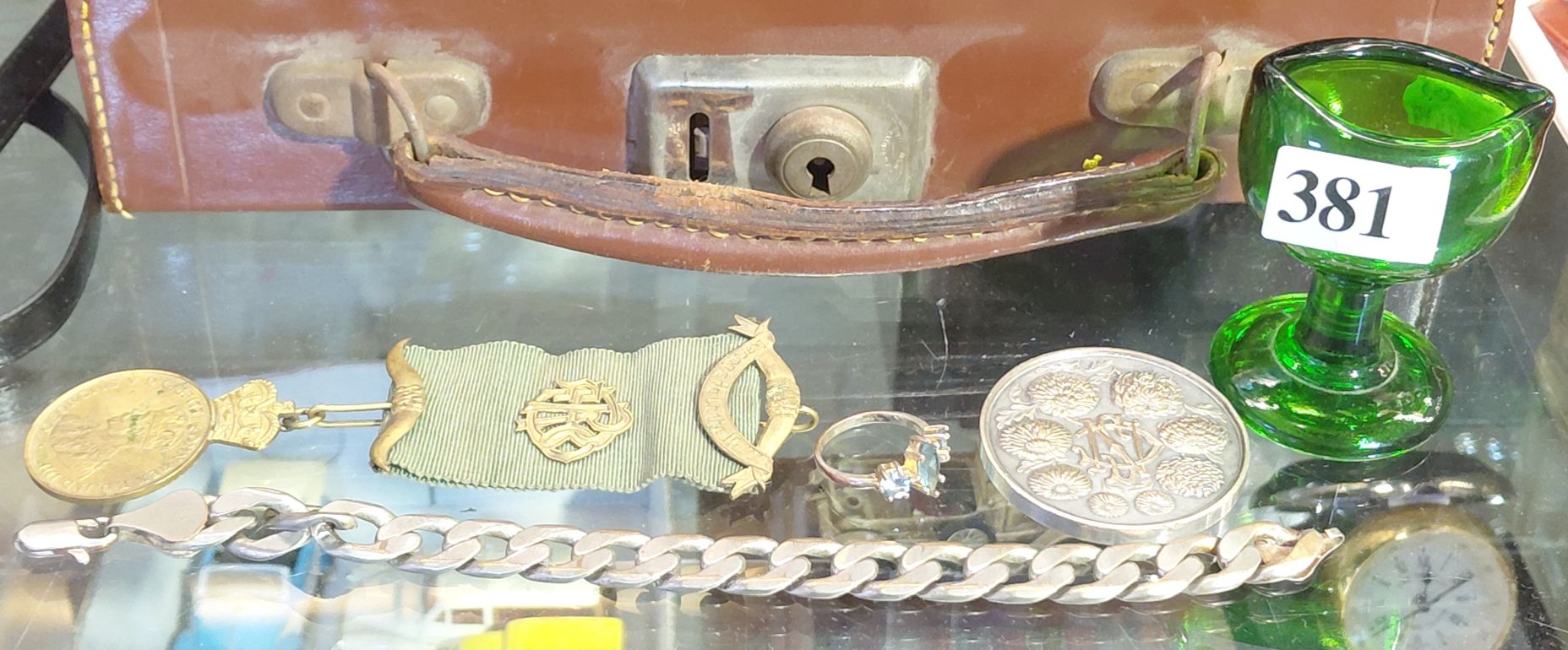 381 · VINTAGE COLLECTABLES GROUPING