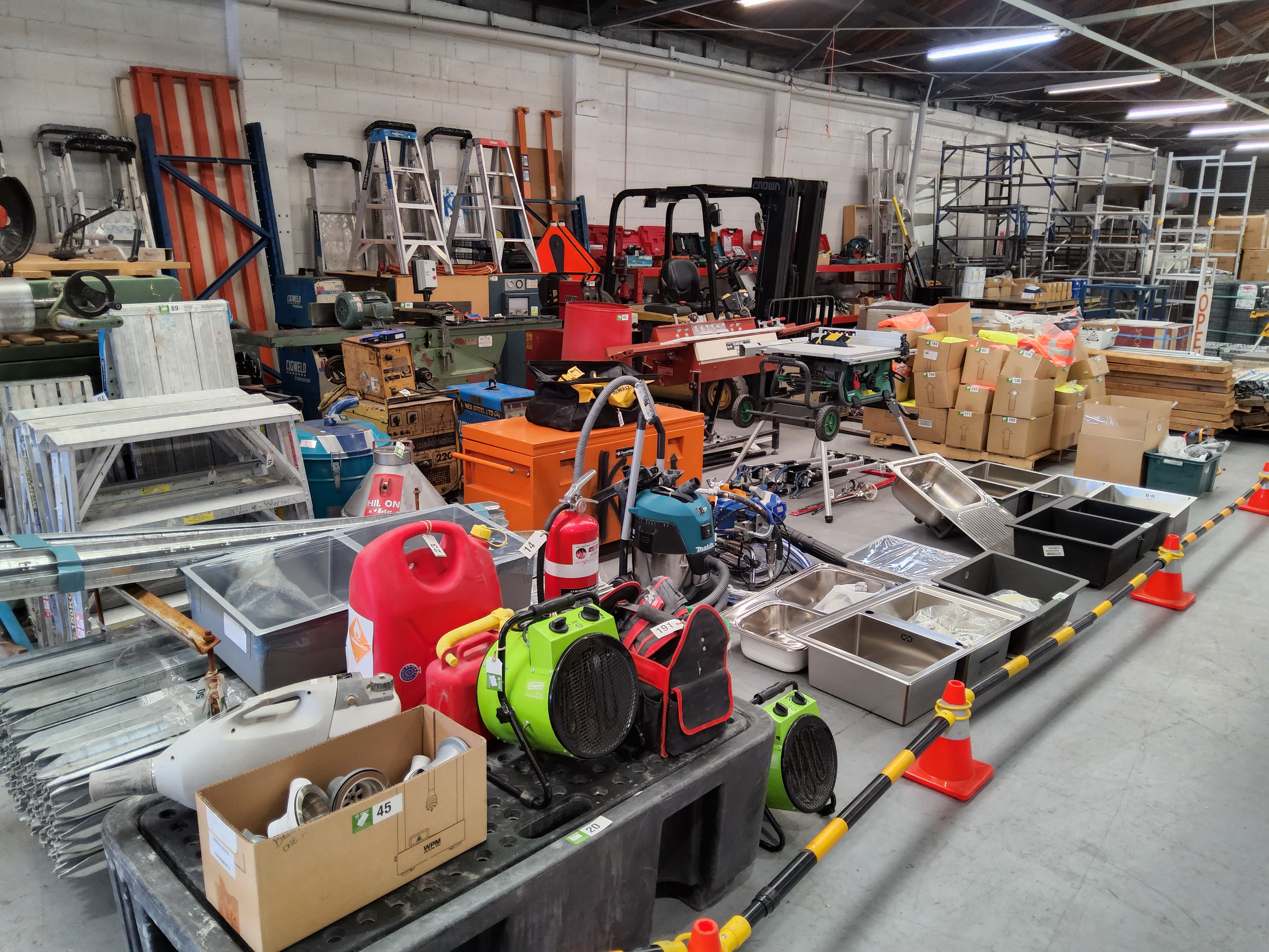 contractors-construction-clearance-electric-forklift-tilt-slab