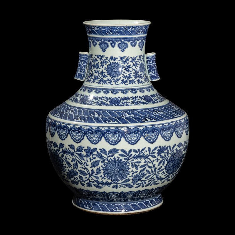 An Impressive Chinese Blue and White Porcelain Hu Vase, Qing Dynasty
清 青花纏枝花卉紋大貫耳壺