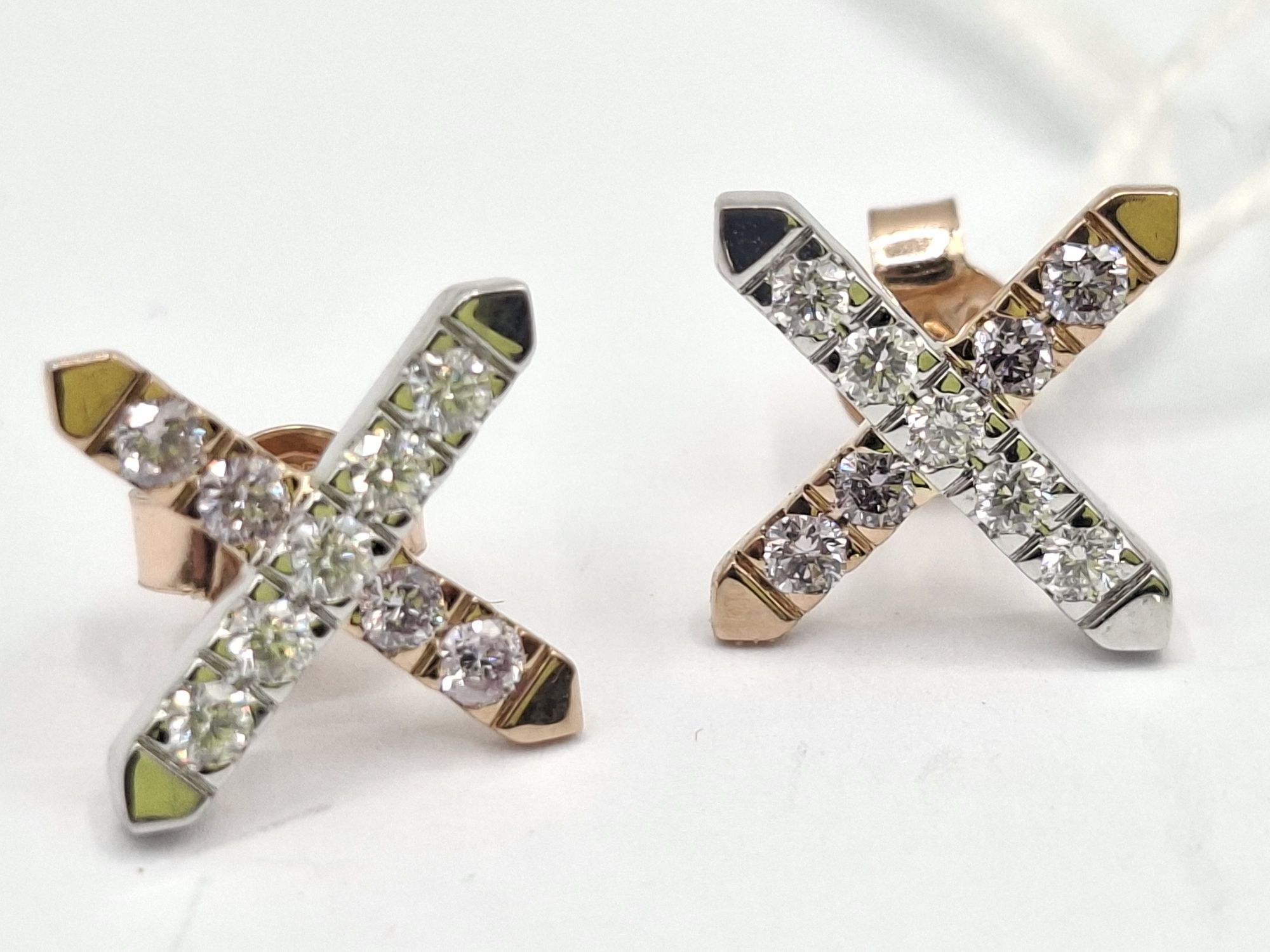 265 · 14K GOLD DIAMOND STUD EARRINGS