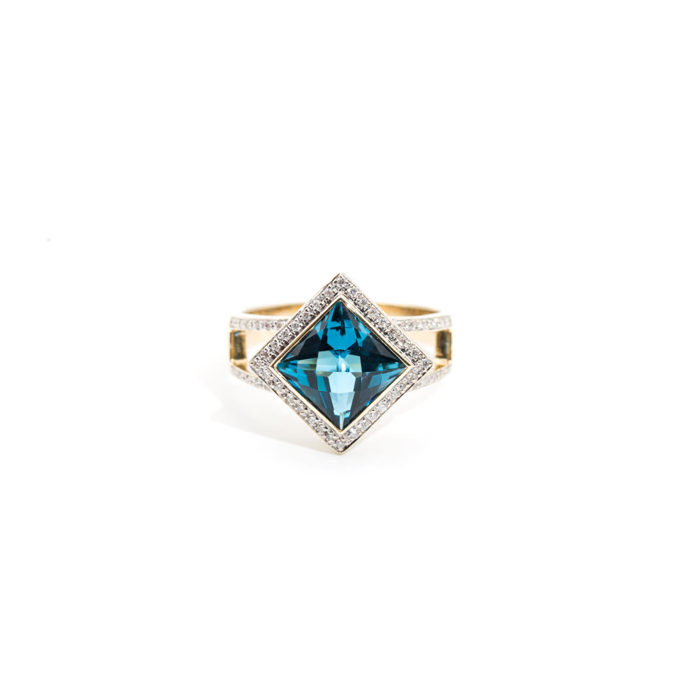498. · 9ct Gold Topaz & Diamond Ring 8.7g