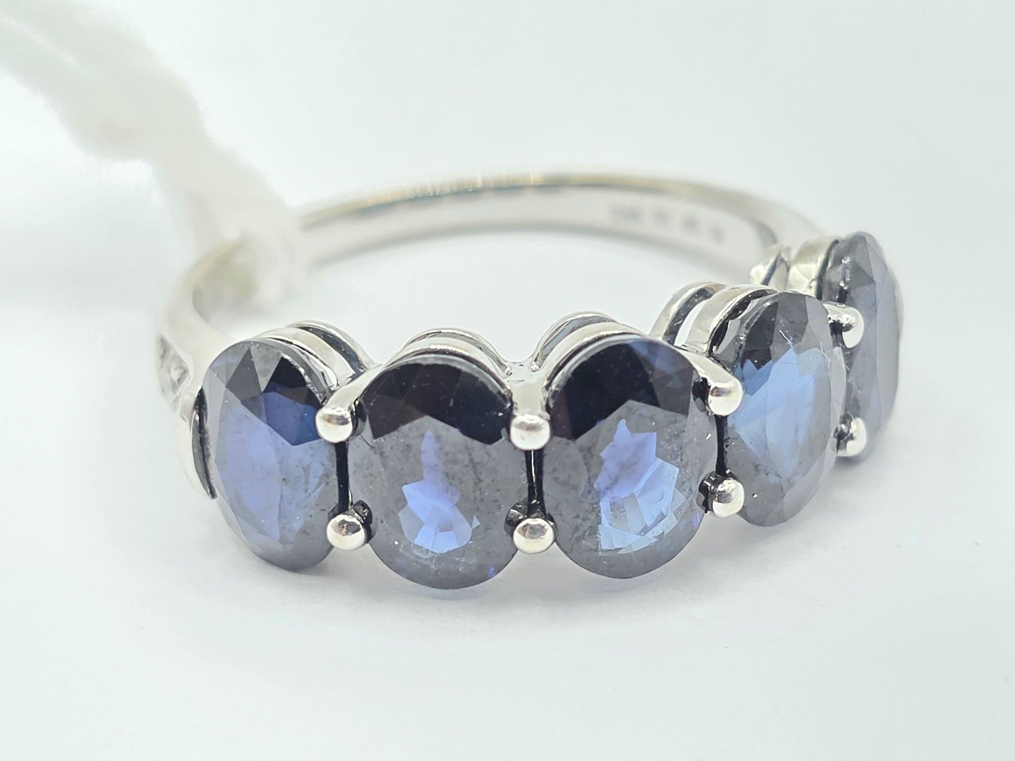 284 · SAPPHIRE AND DIAMOND ROW RING