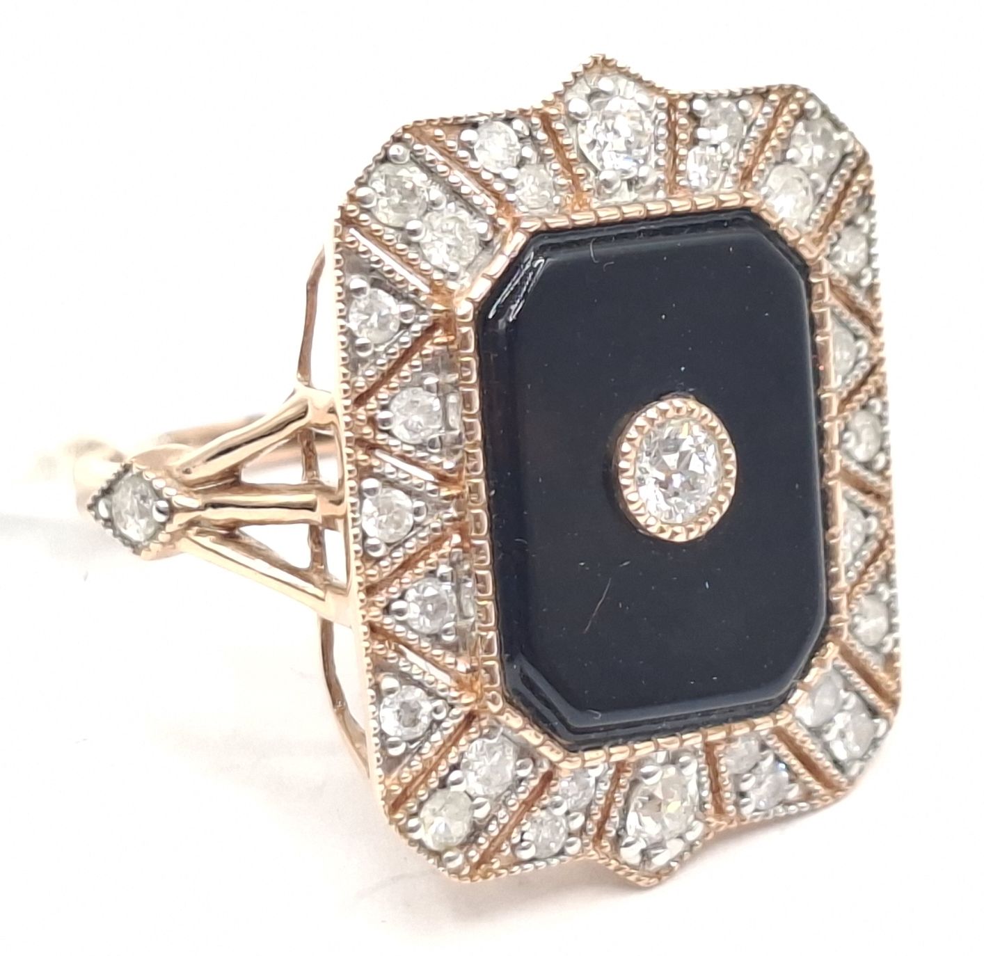 1096 · 14CT GOLD ONYX DIAMOND RING