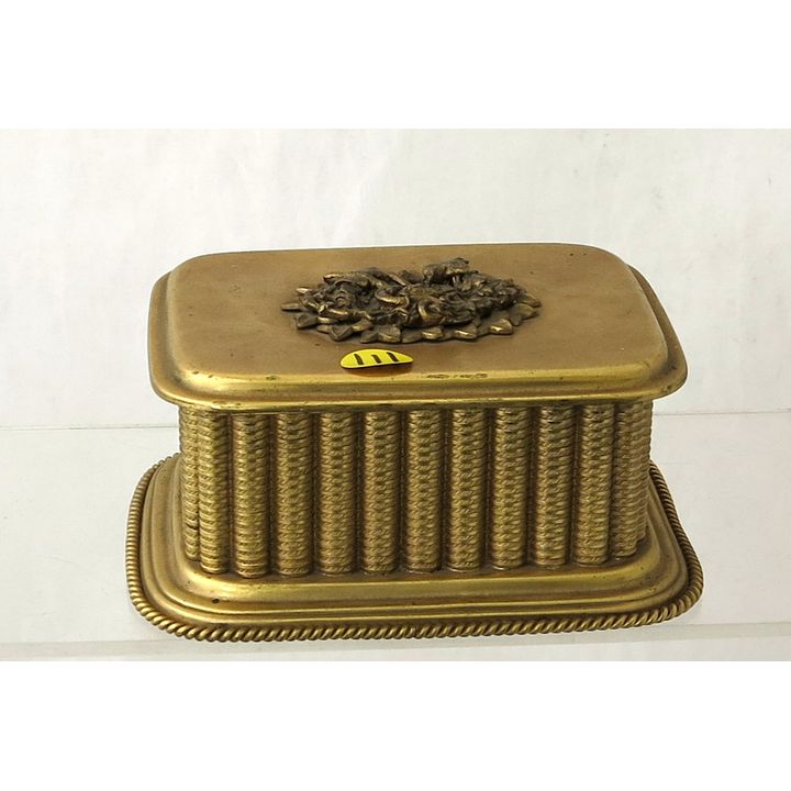 AN EARLY 20TH CENTURY BRASS BOX