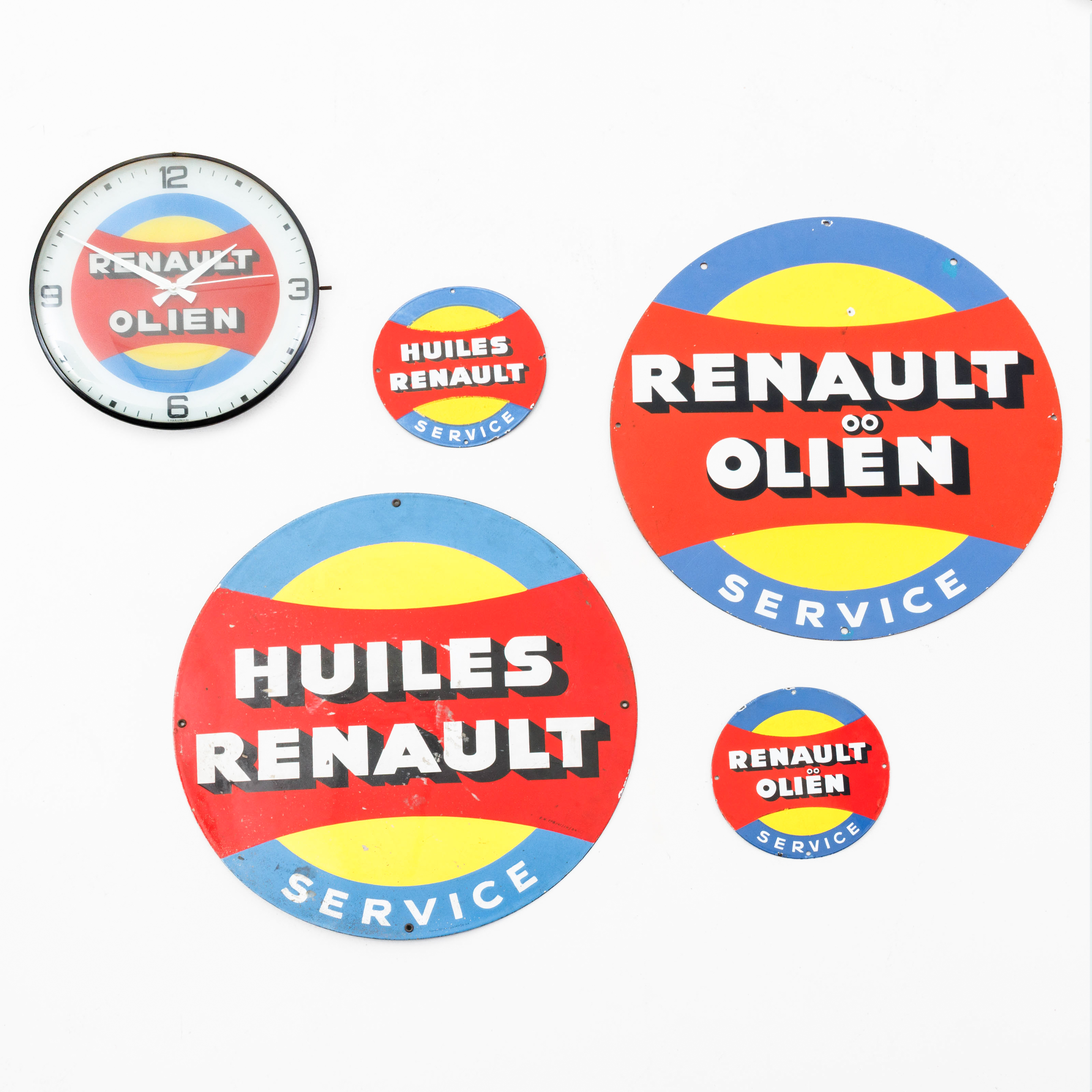 Four enamel signs Renault Oils (x2 French, x2 Netherlands). One larger example double-sided – kavel bij Bernaerts, Antwerp