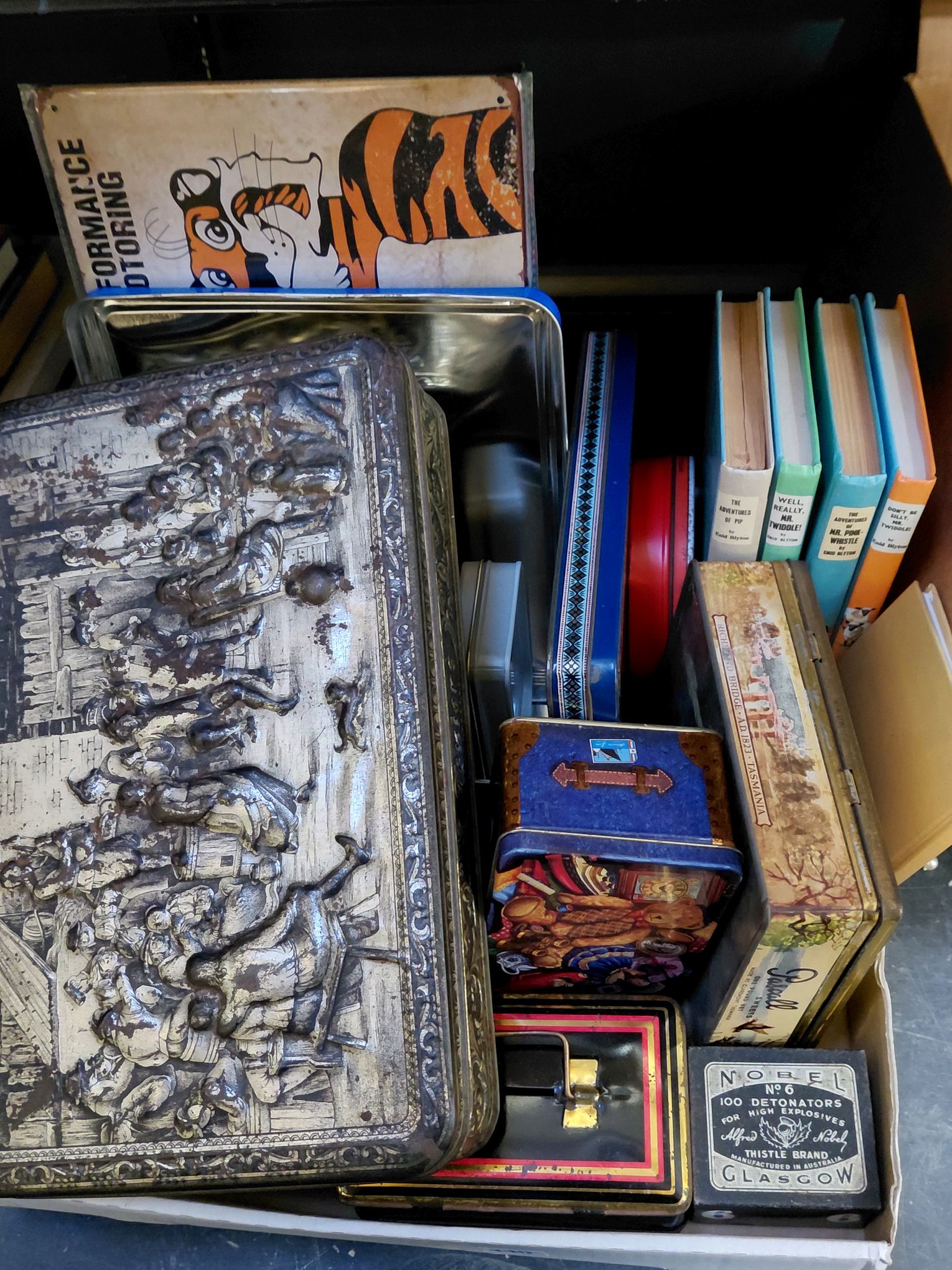 440 · VINTAGE AND MODERN COLLECTABLES