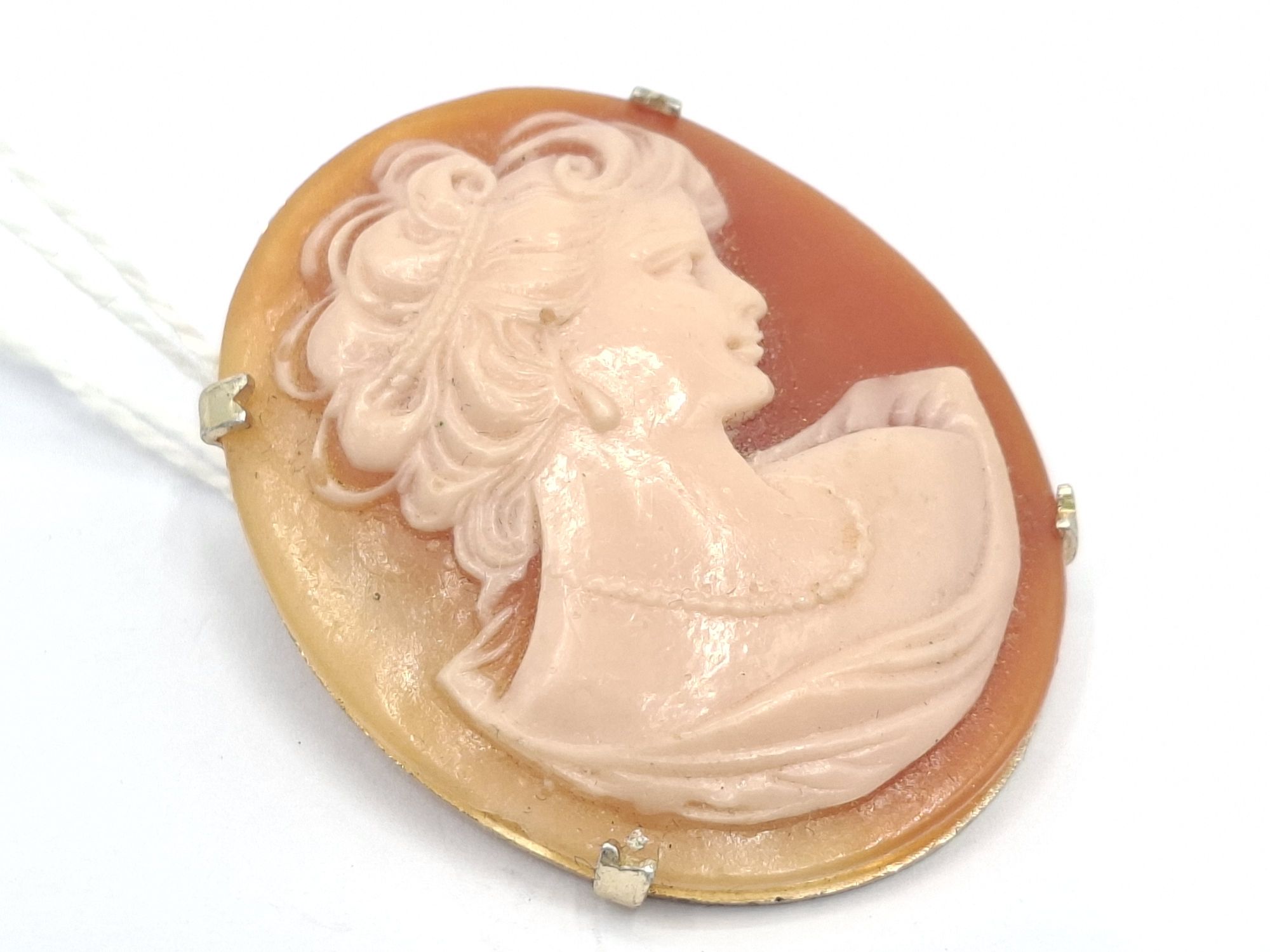 1017 · VINTAGE CARVED CAMEO BROOCH