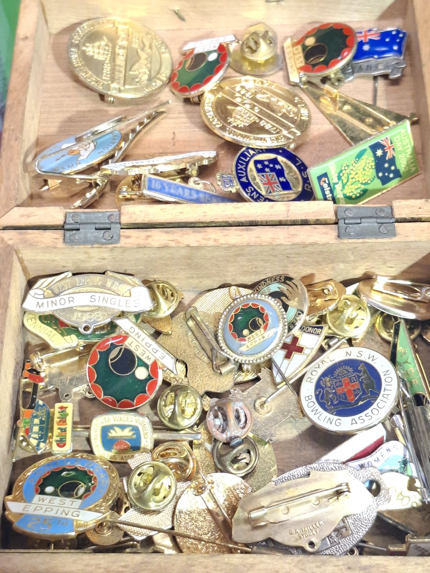 1392 · TREEN BOX FULL OF BADGES