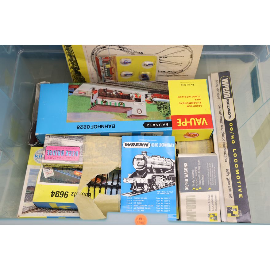 Tote Vintage HO Assorted Trains - Wrenn, etc.