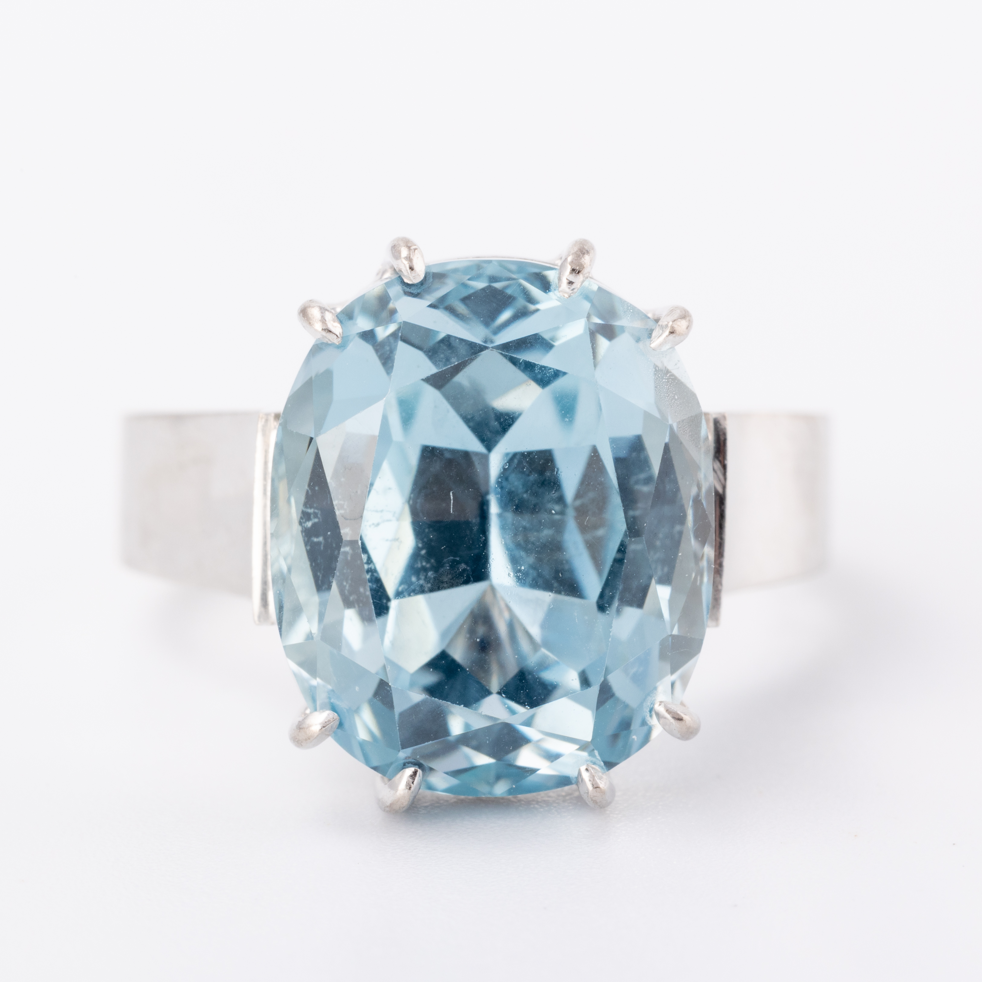 Vintage Blue Topaz 18ct Gold Ring