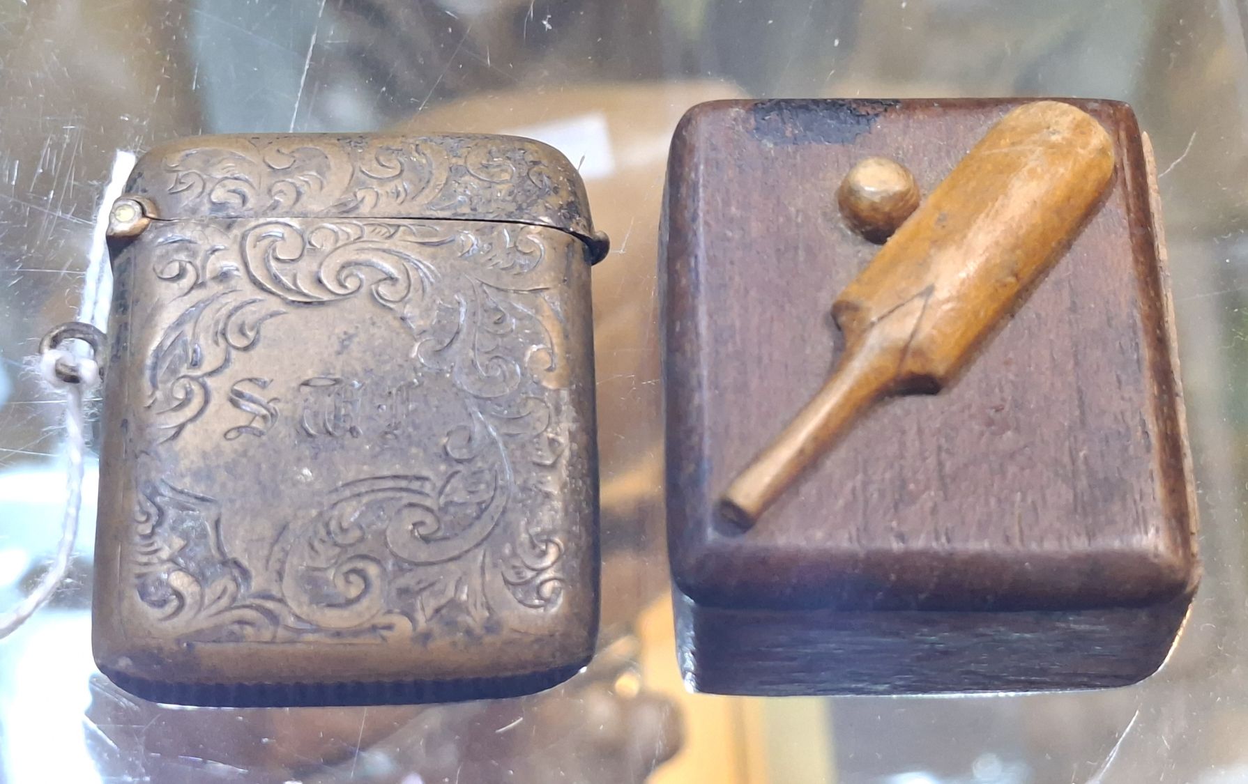 1185 · CRICKET BOX AND VESTA CASE