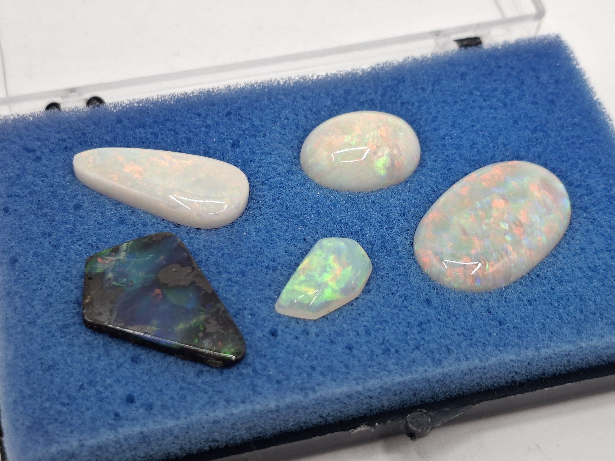 1085 · LOOSE OPALS