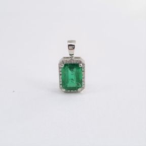 1.34CT EMERALD SURROUNDED BY 28 ROUND BRILLIANT DIAMONDS IN 18CT WHITE GOLD PENDANT
