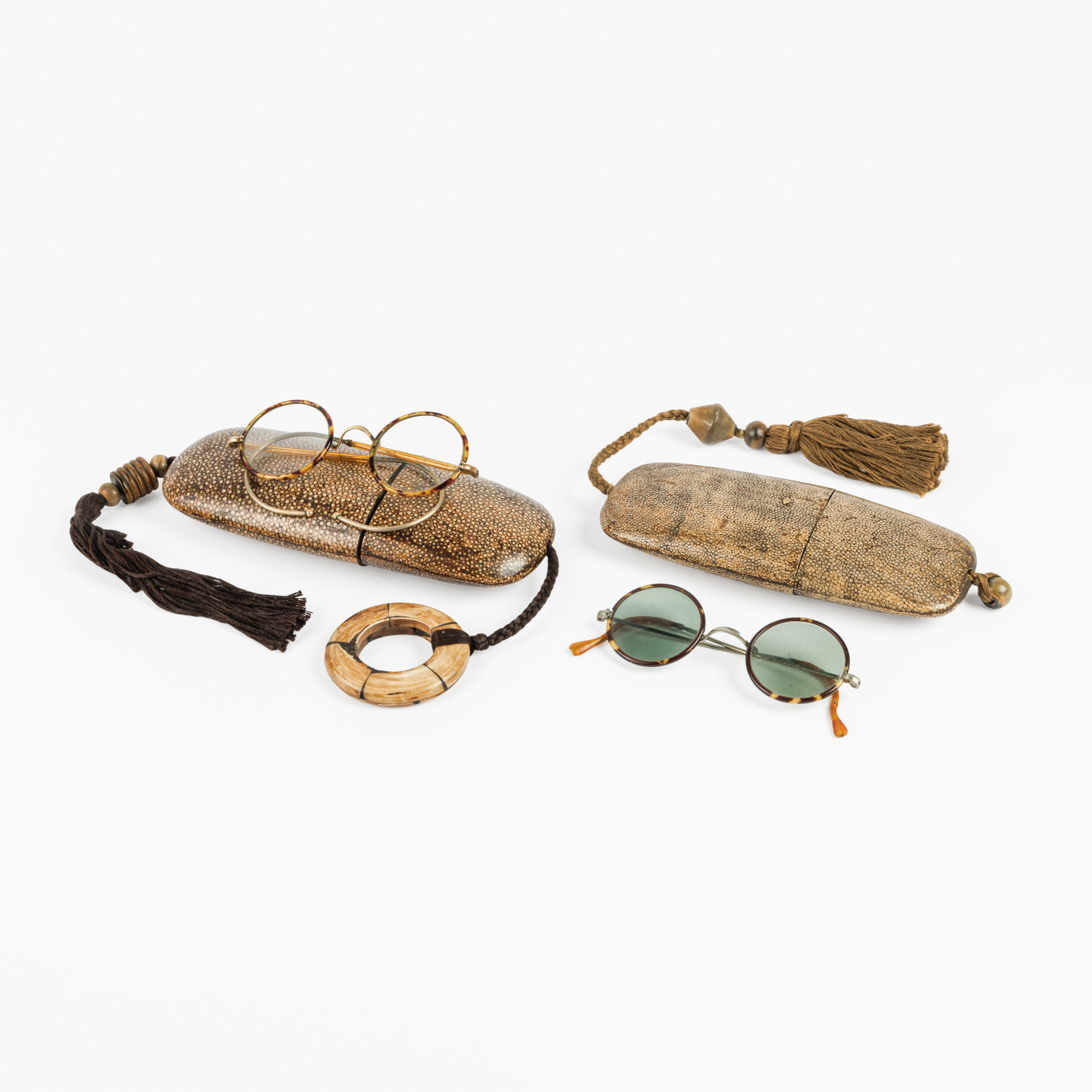 Two Chinese eyeglass cases. Light brown-tinted shagreen veneer – kavel bij Bernaerts, Antwerp