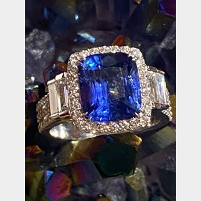 A STUNNING 18CT WHITE GOLD CEYLON SAPPHIRE & DIAMOND CLUSTER RING, the large central Ceylon sapphire coming in