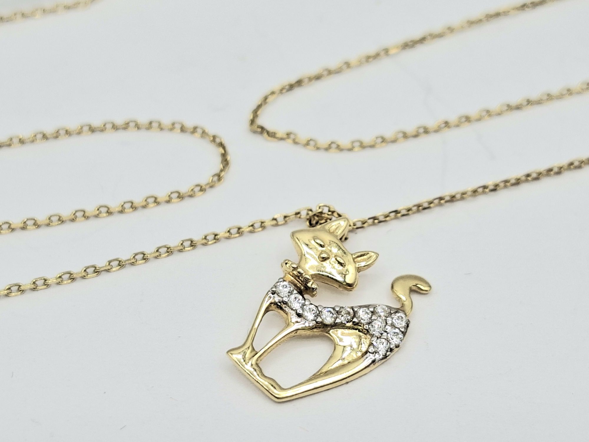 1040 · 14CT GOLD PENDANT AND CHAIN