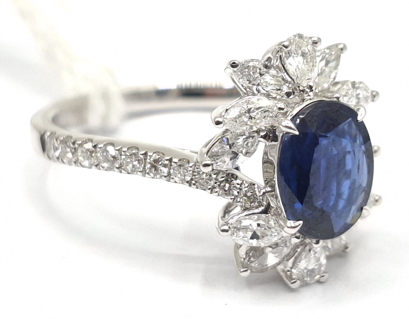 18CT GOLD SAPPHIRE DIAMOND RING
