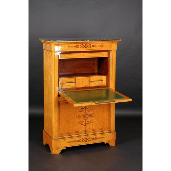 Beau secrétaire Charles X en bois clair. France, XIXème