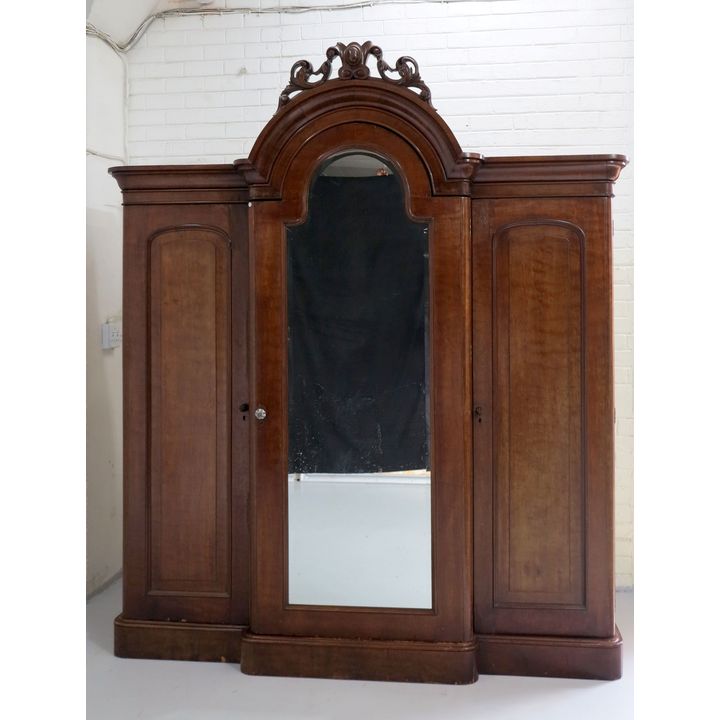 LARGE VICTORIAN MAHOGANY THREE-DOOR WARDROBE