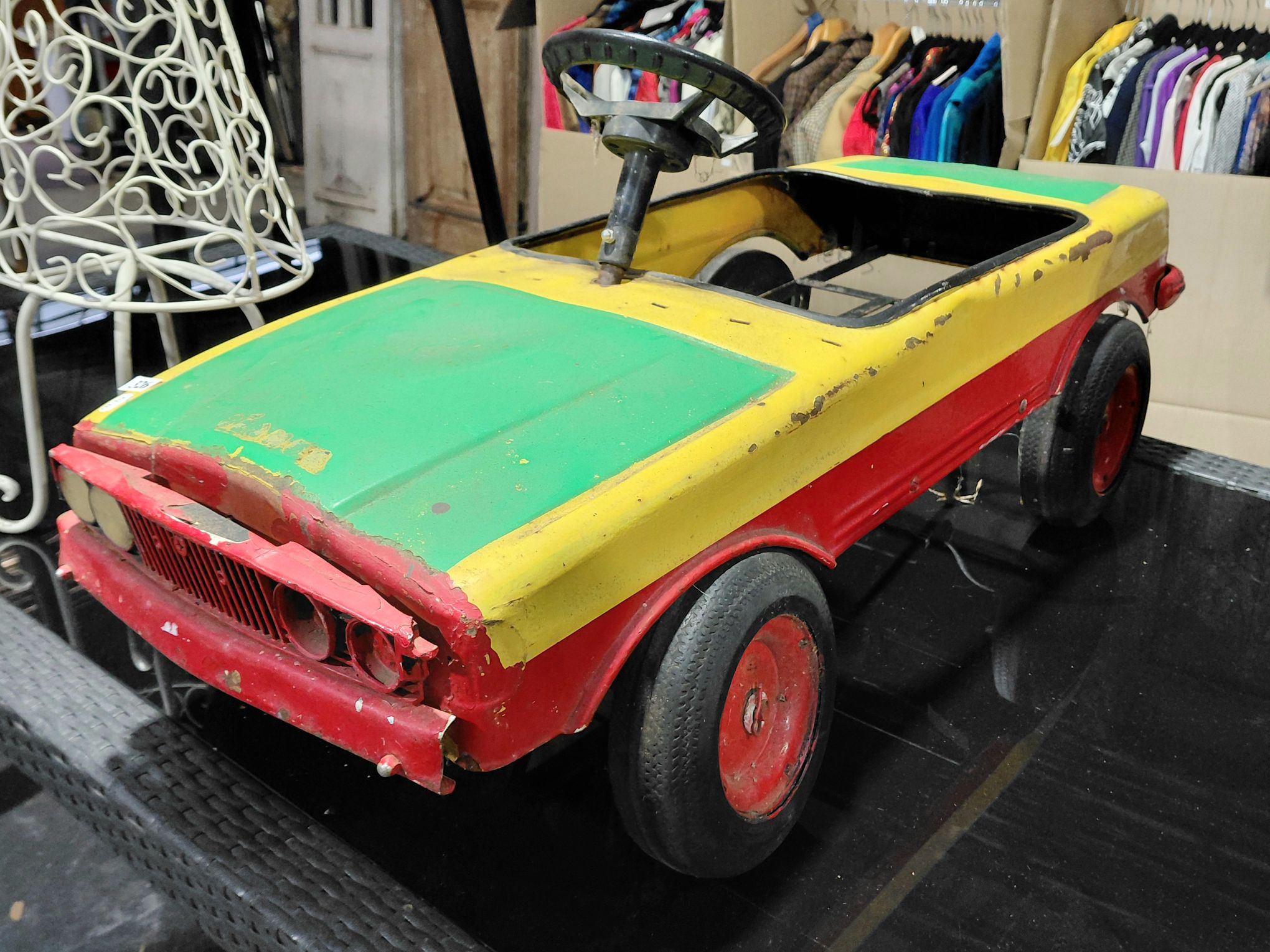 CHILDS PEDAL CAR