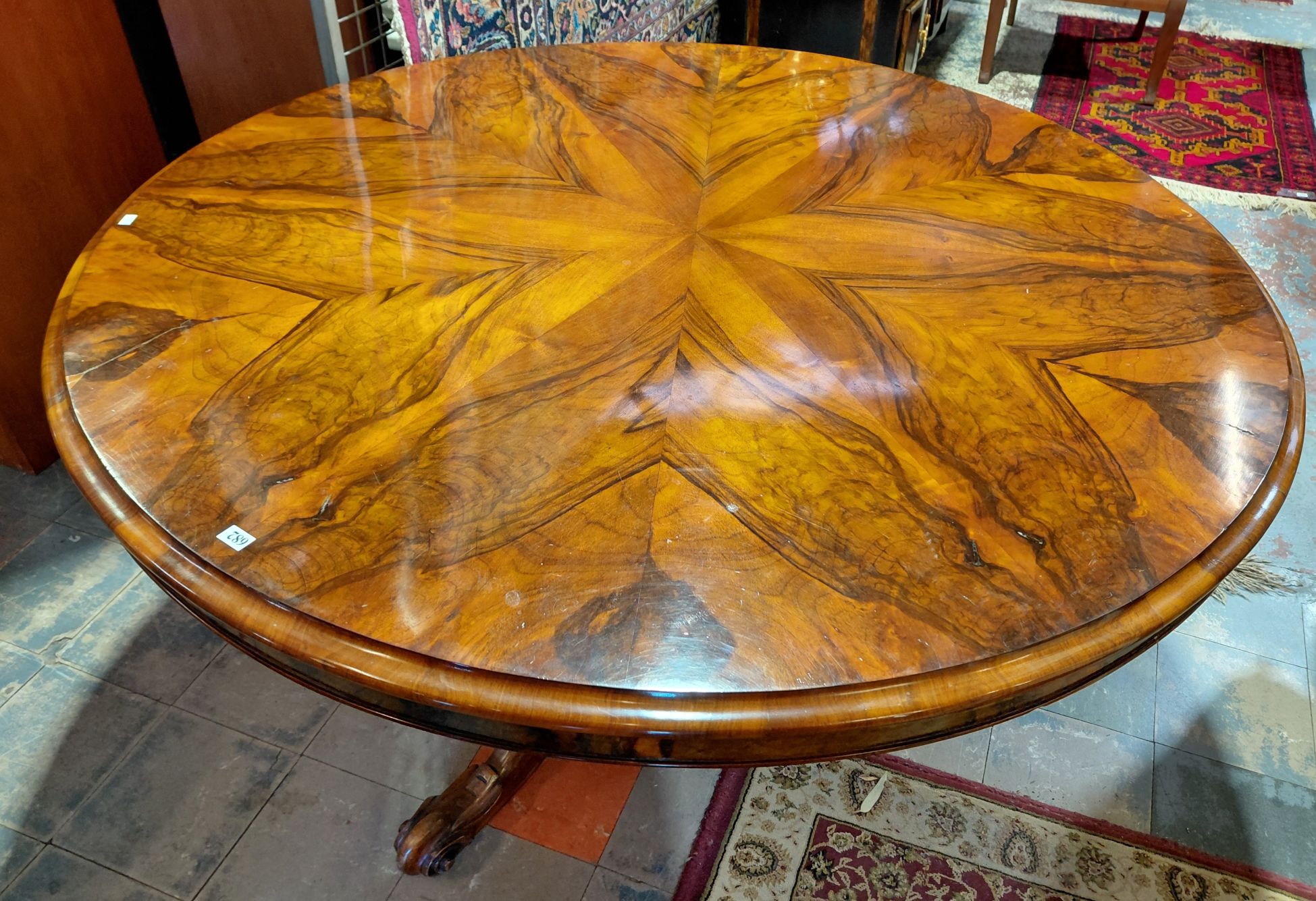 682 · VICTORIAN CIRCULAR TABLE