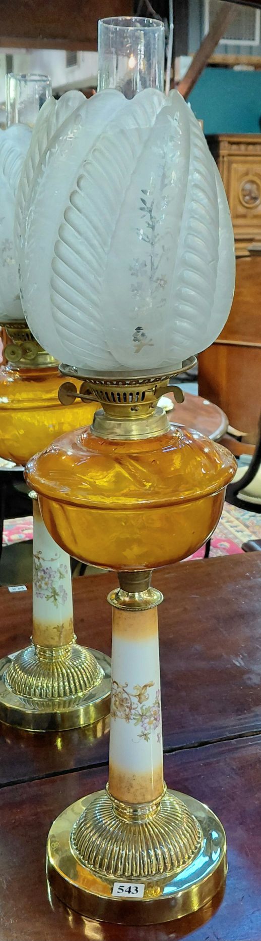 543 · VINTAGE AMBER GLASS OIL LAMP