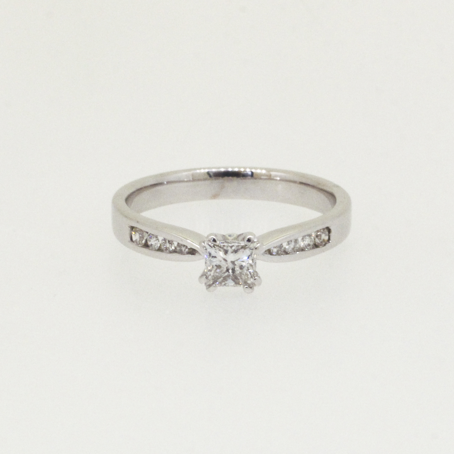 451. · 0.42ct Diamond Ring 3.3g
