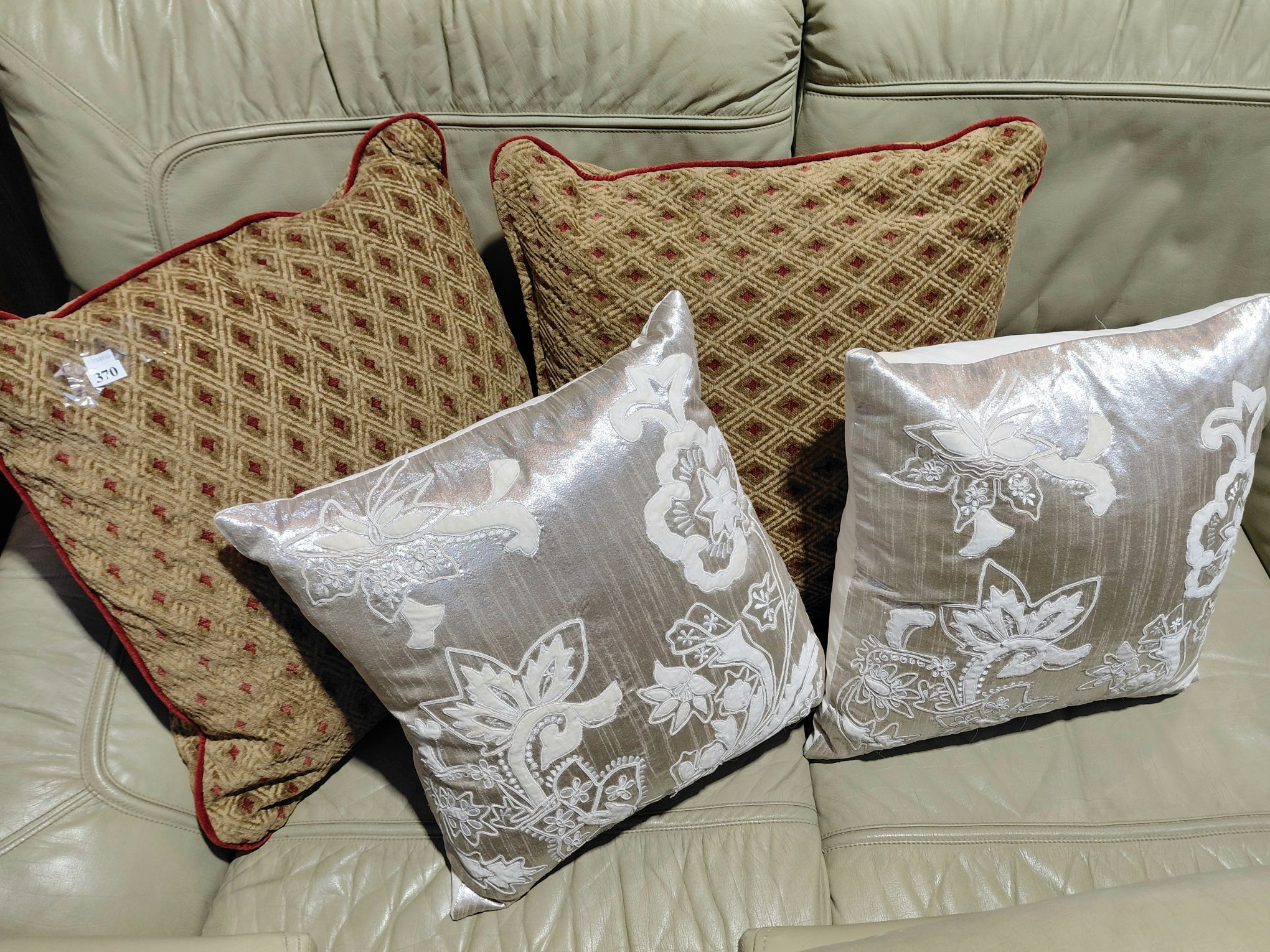 370 · THROW CUSHIONS
