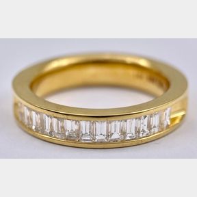 STUNNING 1CT D.VVS BAGUETTE HALF ETERNITY RING SET IN 18CT YELLOW GOLD.7.7G RING SIZE N