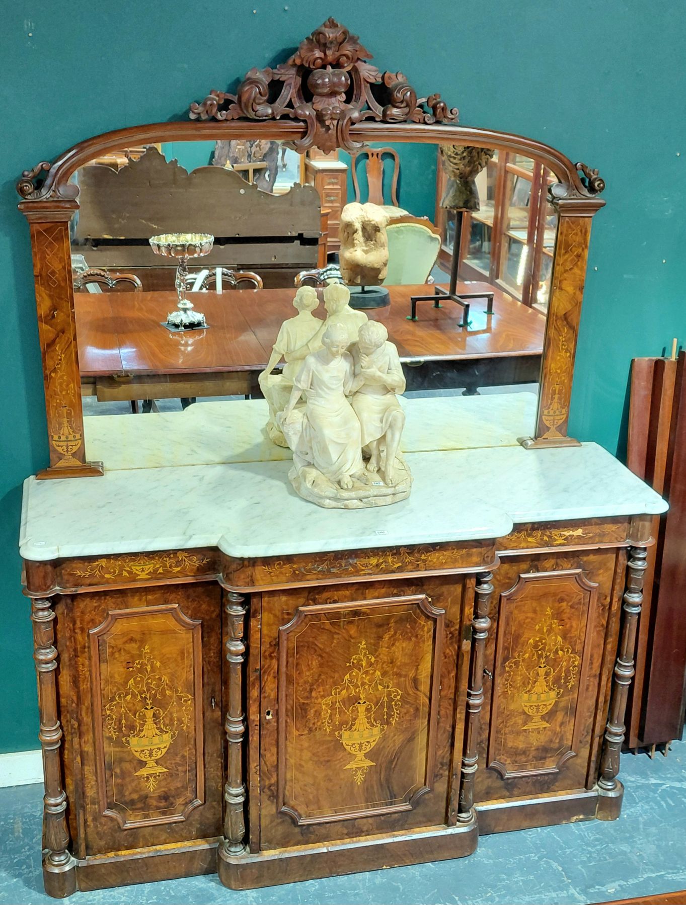 586 · A VICTORIAN CREDENZA
