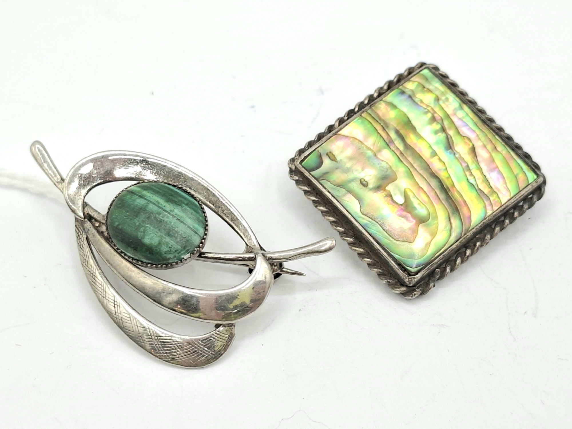 1039 · SILVER BROOCHES