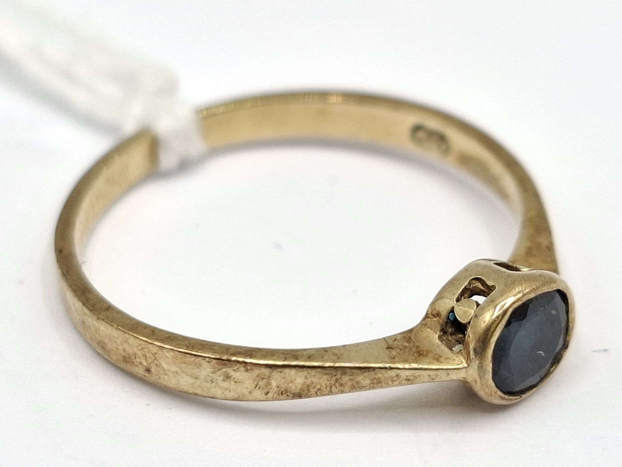 1071 · 9CT GOLD SAPPHIRE RING