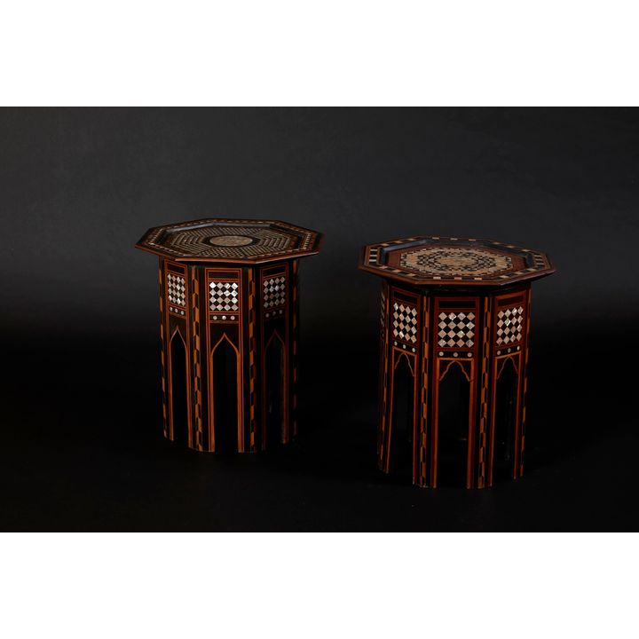 Deux tables en bois laqué noirci à marqueterie de bois divers et incrustation de nacre. Turquie