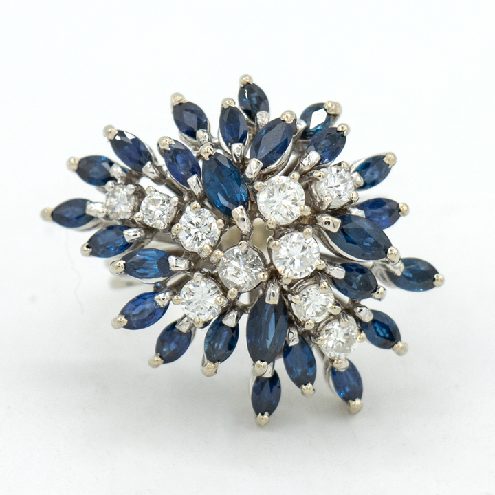 Anillo de cóctel con diamantes y zafiros