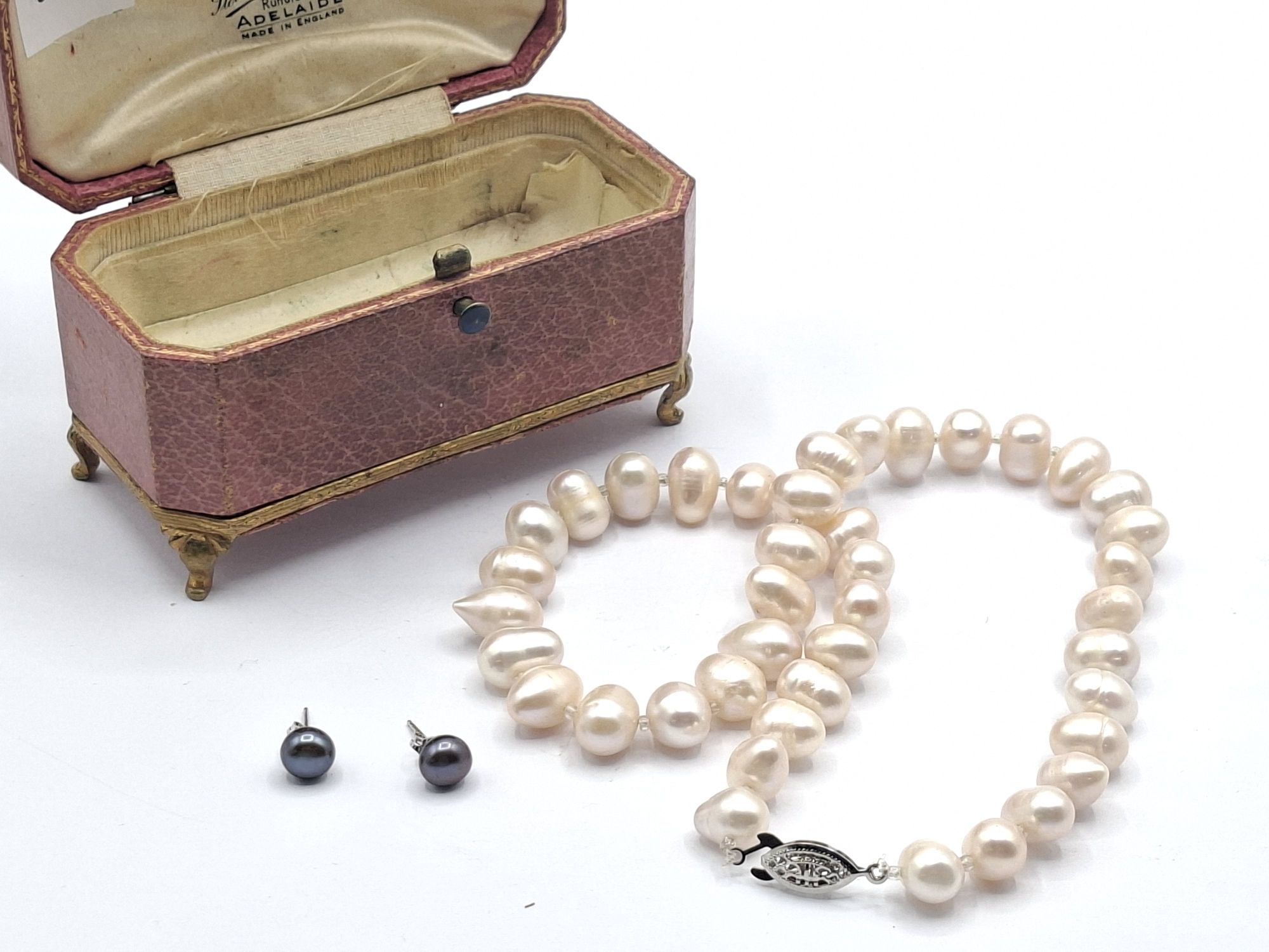 1081 · PEARL NECKLACE AND EARRINGS