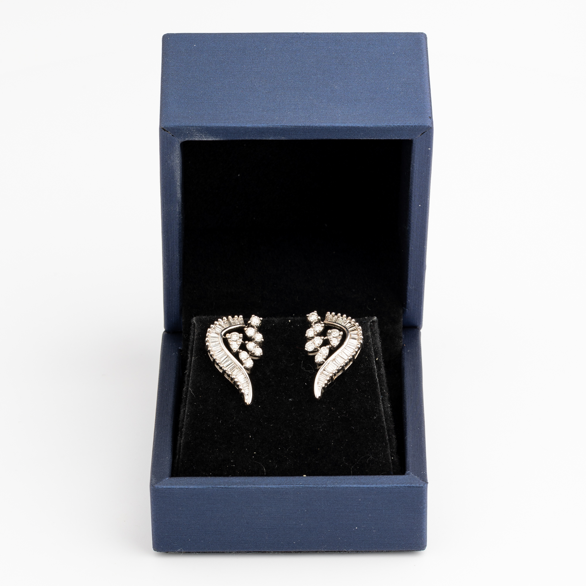 33 · 18ct White Gold & Diamond Earrings