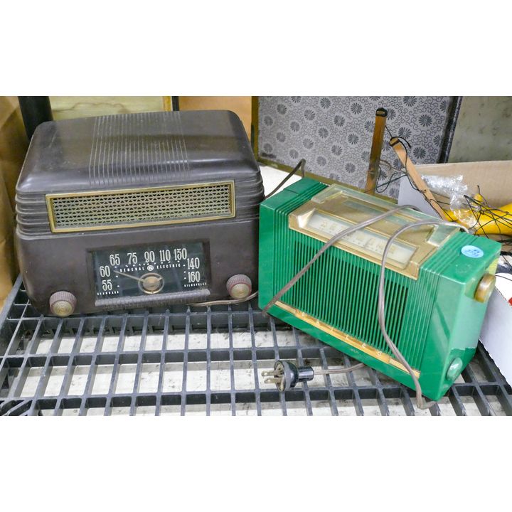 2pc Vintage Table Top Radios