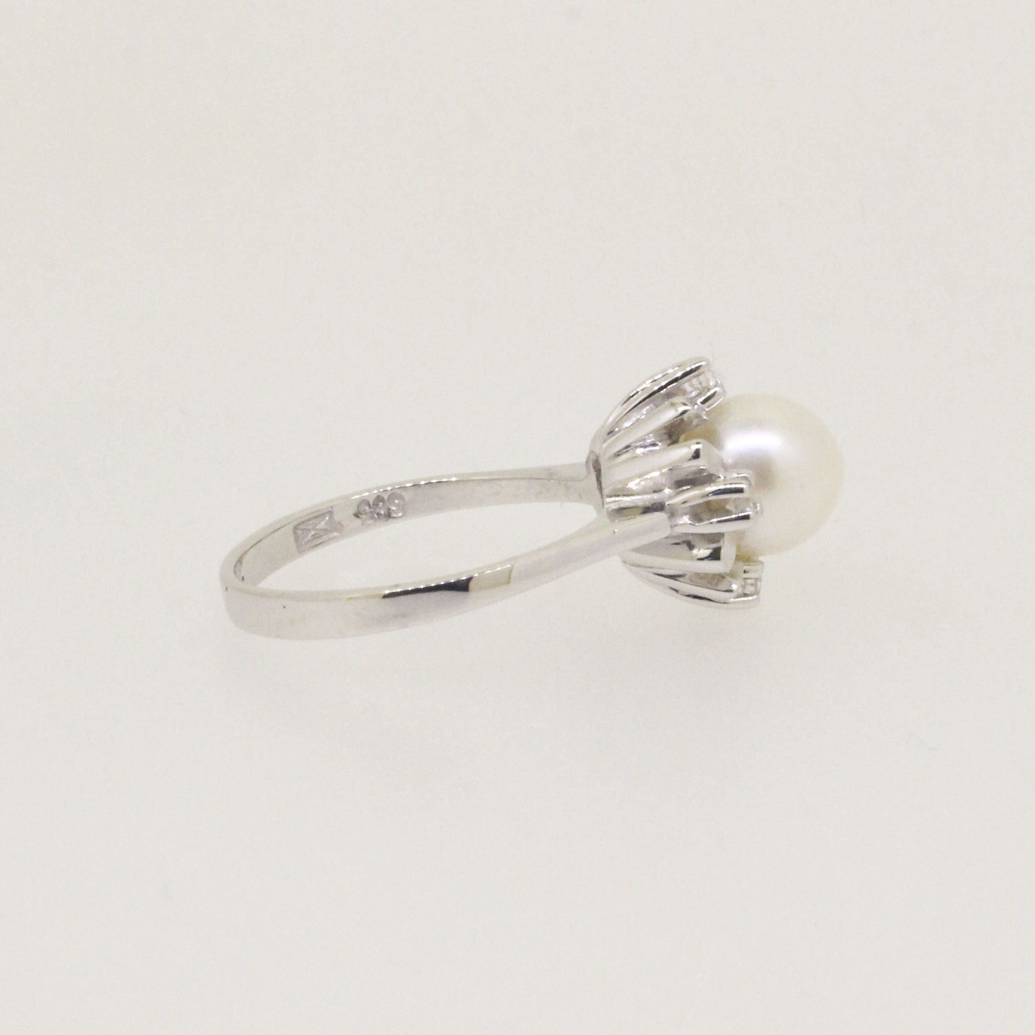 370 · Pearl & Diamond Ring 4.01g