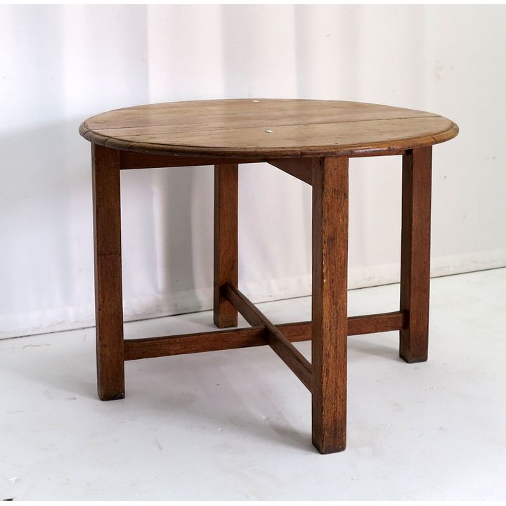CIRCULAR DINING TABLE