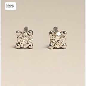 18CT WHITE GOLD STUDS SET WITH 0.38CT DIAMONDS G/H VS/SI