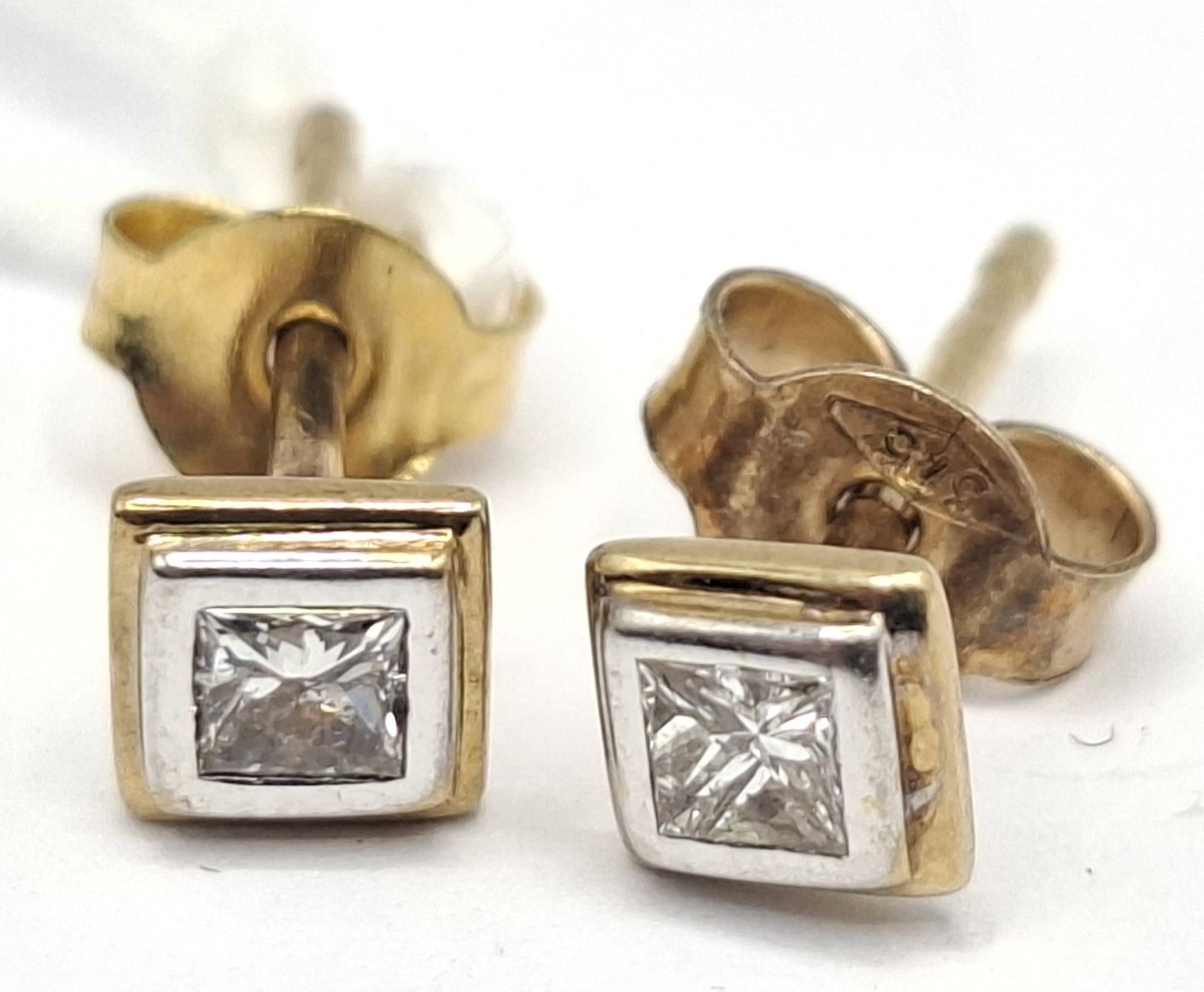 1133 · 9CT GOLD DIAMOND EARRINGS