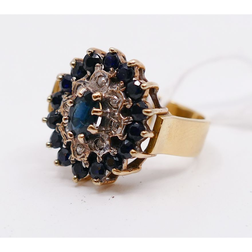 18K Gold Sapphire and Diamond Ring. Size 5. 6.68g TW