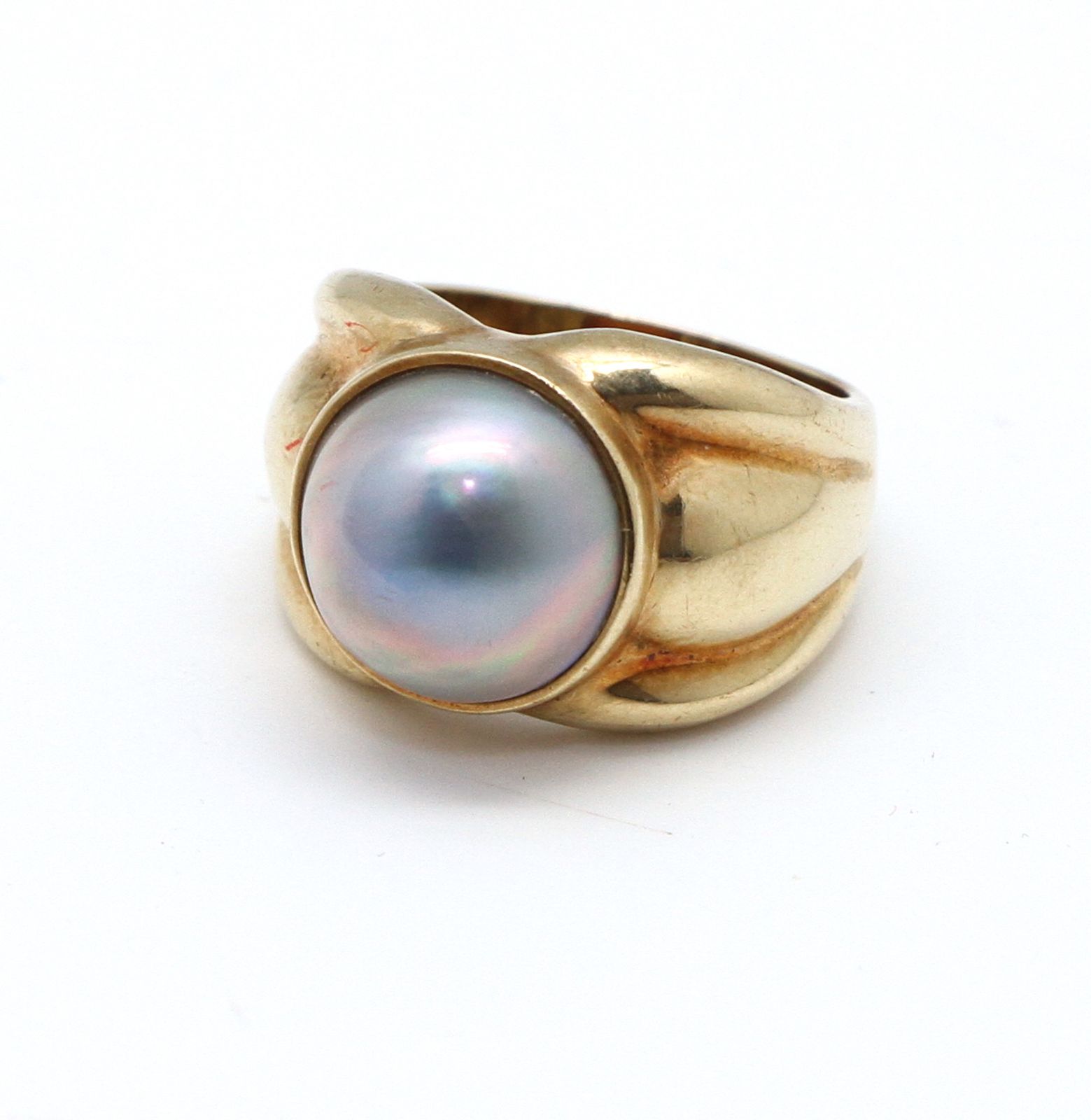 9ct yellow gold Mabe pearl ring. 9ct yellow gold Mabe pearl ring.