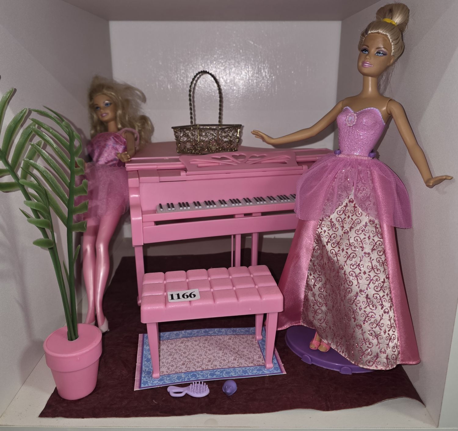 1166 · BARBIE DOLLS AND SCENERY