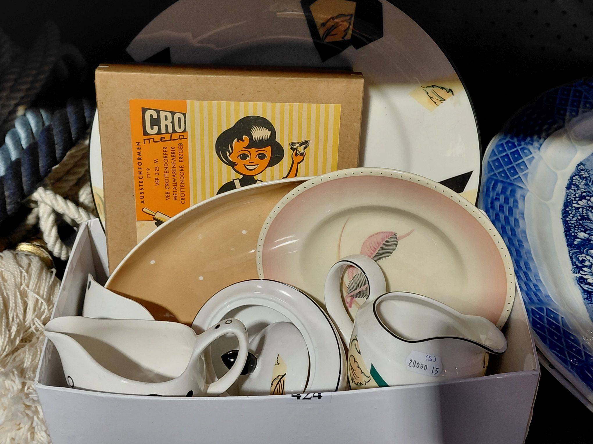 424 · ENGLISH CERAMICS AND COOKIE CUTTERS