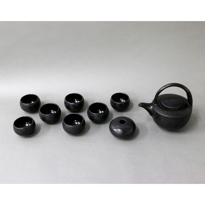 Anneke Borren - Black on black glazed tea set