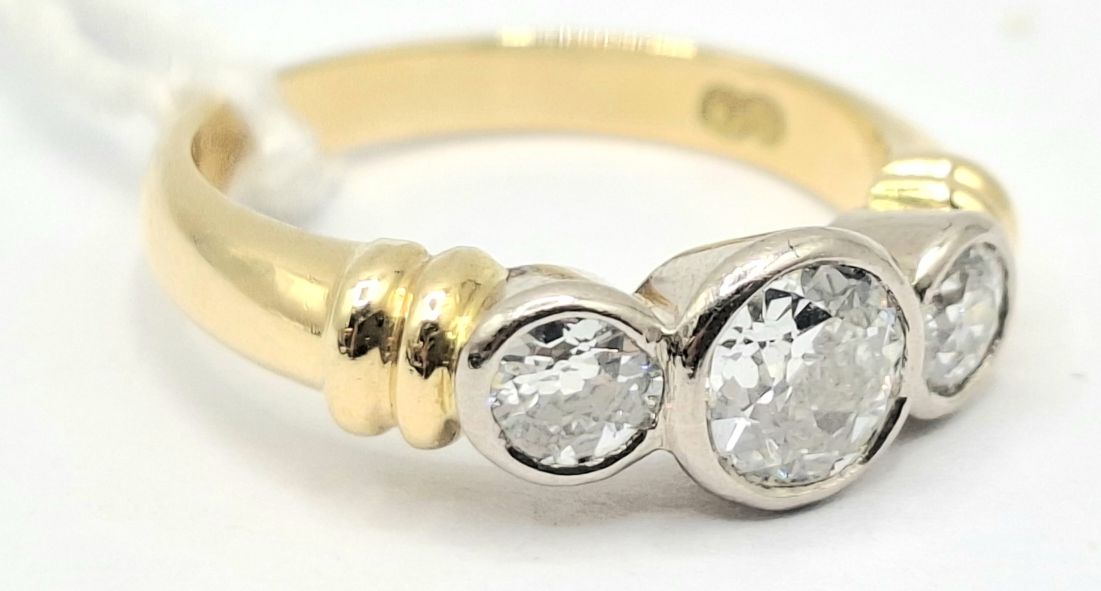 18CT GOLD DIAMOND RING
