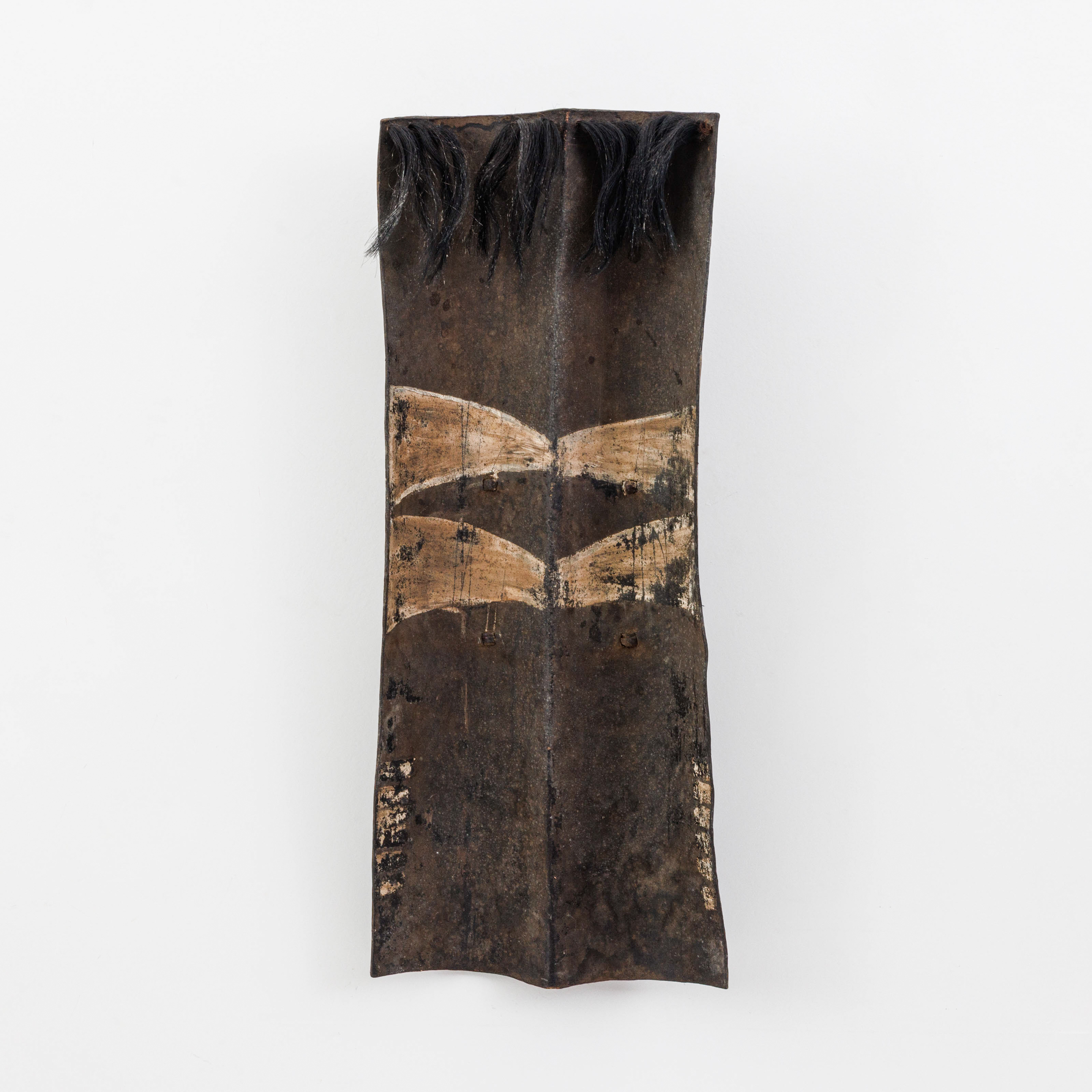 Leather shield. Papua New Guinea – kavel bij Bernaerts, Antwerp