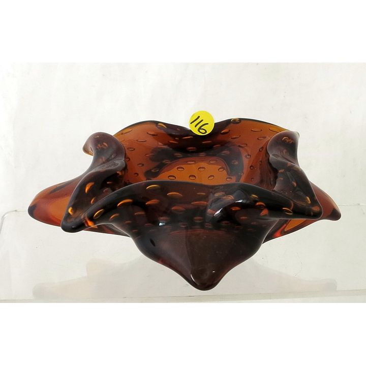 A MID 20TH CENTURY MURANO AMBER GLASS ASHTRAY.
